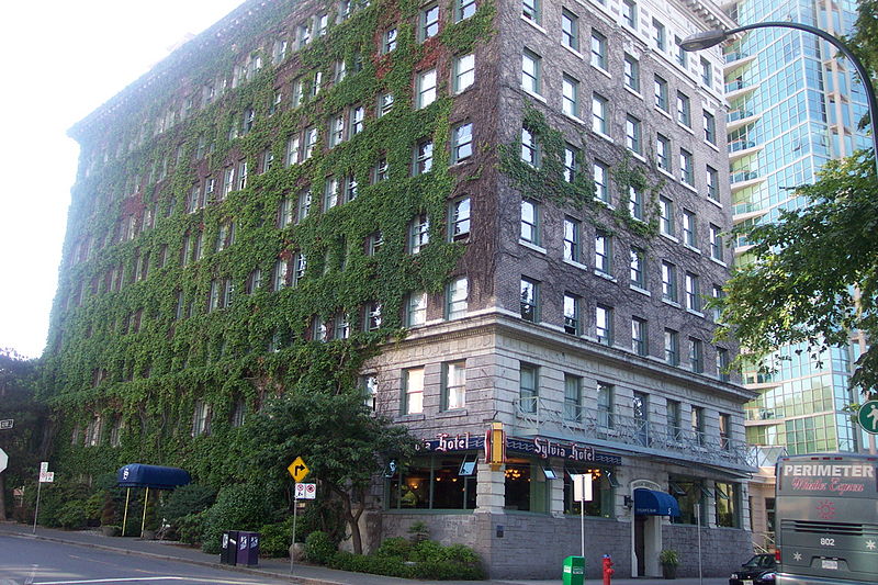 Bukan Sulap, Dinding Hotel Ini Berganti Warna Saat Musim Gugur